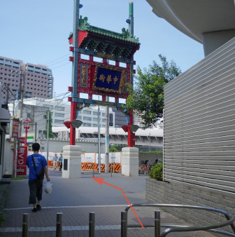 改札を出て左へ「西陽門」をくぐり直進