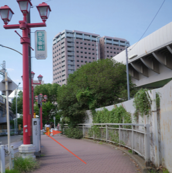 まっすぐ進み右折、首都高をくぐる