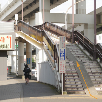 歩道橋を登り、そのまま直進