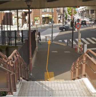 歩道橋を下りて、信号をわたる
