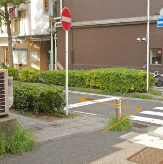 １つ目の交差点を左折