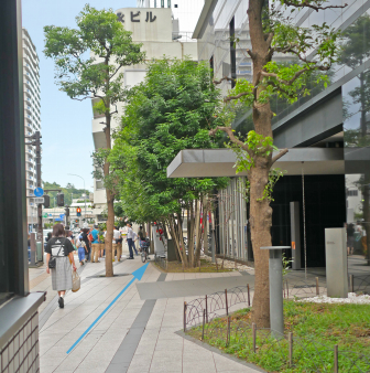 地上に出たら道路に向かって右へ進む