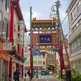 「地久門」をくぐったら左折し、しばらく直進